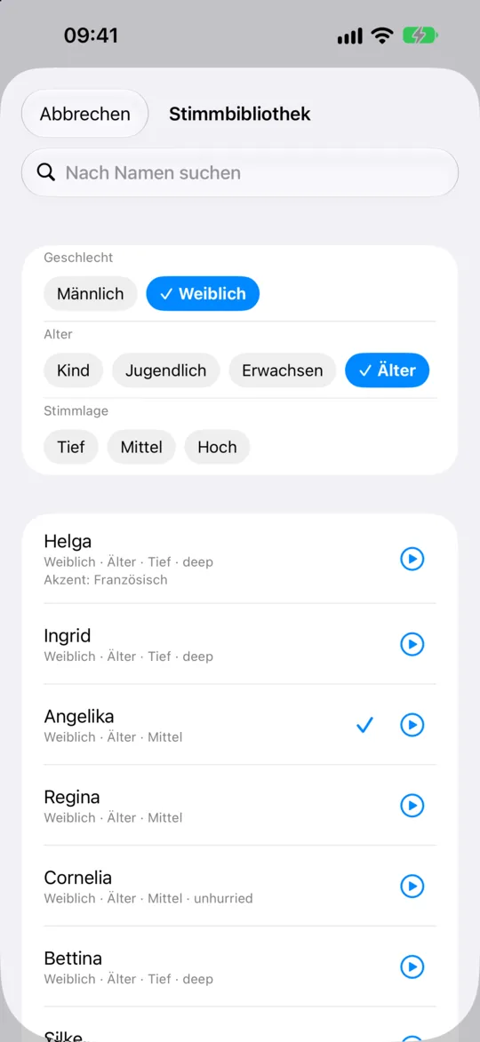 Das Fenster „Stimmbibliothek“, gefiltert auf ältere Frauenstimmen, jede mit ihren Merkmalen und einer Abspieltaste.