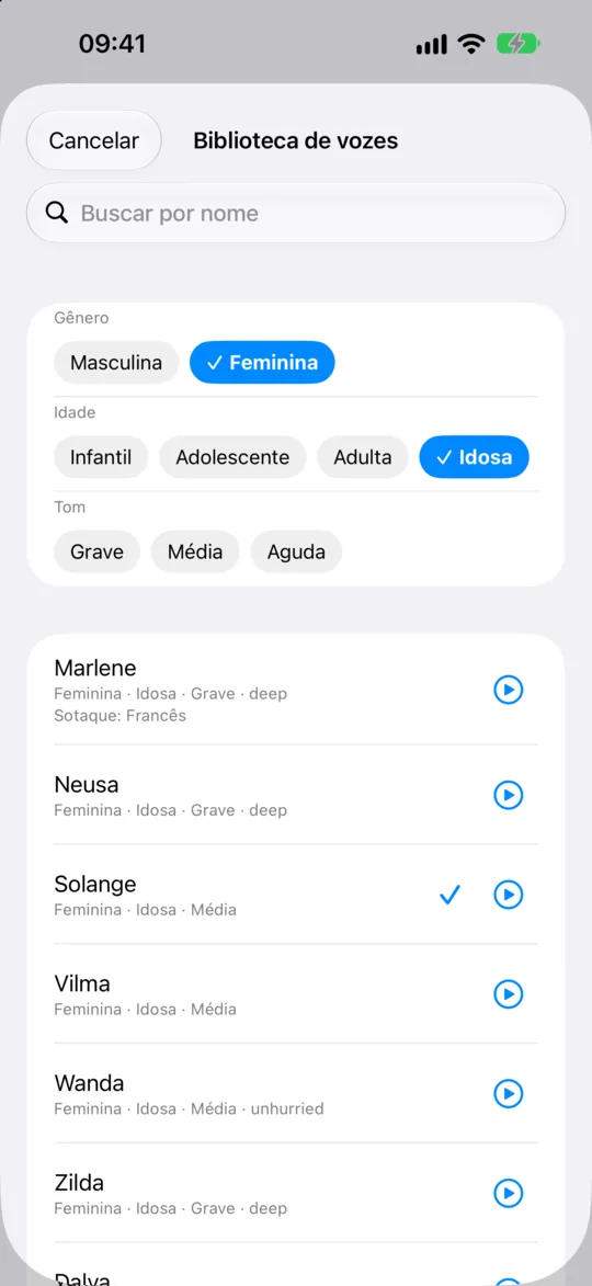 A Biblioteca de vozes filtrada por vozes de mulheres idosas, cada uma com suas etiquetas e um botão de reprodução.